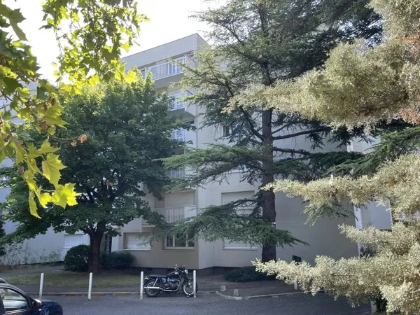 GRAND STUDIO DANS UN BEL ENVIRONNEMENT - PARKING
