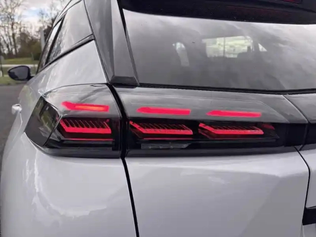 Peugeot 2008 electrique 54 kwh 156 ch — photo 17