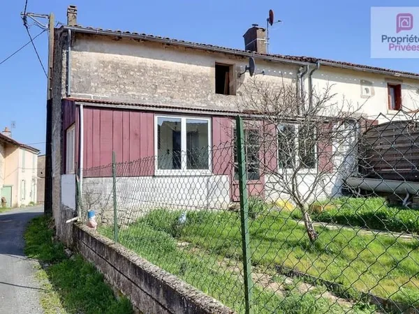 Maison de bourg mitoyenne à rénover sur 2 niveaux avec cave