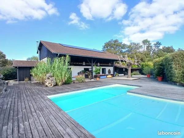 Villa de Charme - 220 m² sur propriété de 6 400 m² à Mios - 820 000