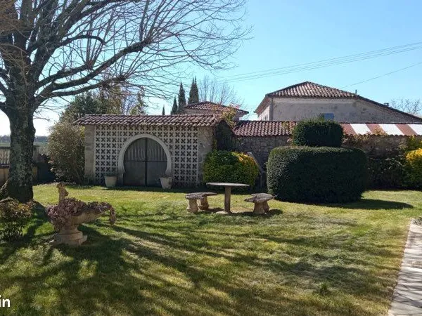 Maison en pierre avec dépendances