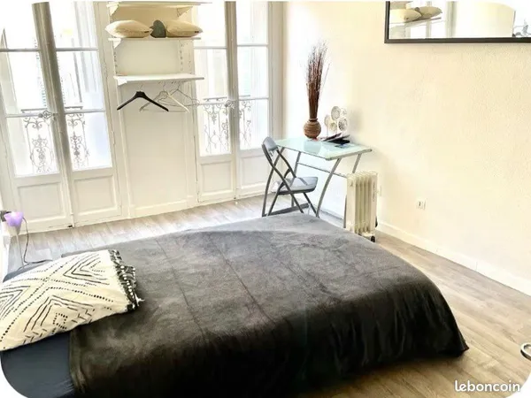 Joli studio / Bail étudiant 9 mois / 170m place Arago