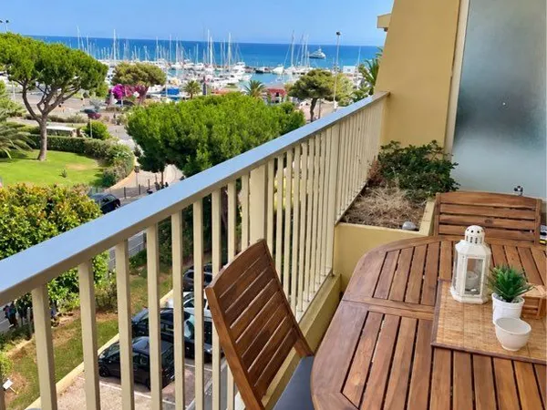 T1 meublé avec vue mer, terrasse, parking -
