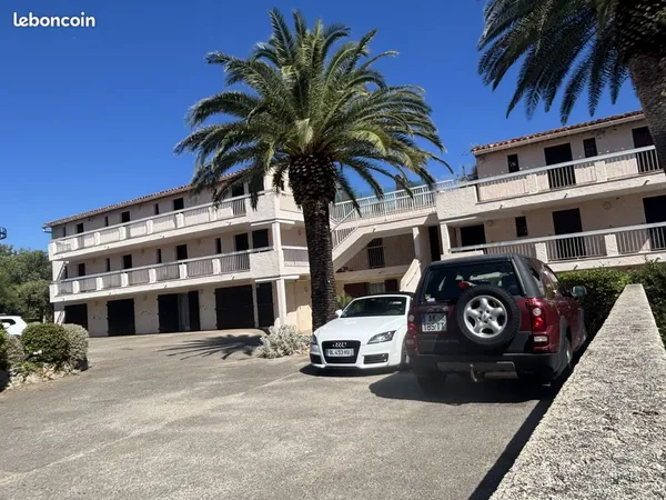 Location Studio-cabine meublé, loggia, grande terrasse, vue mer, place parking dans résidence/parc p