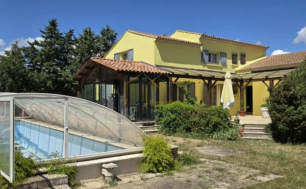 Grande villa avec 5 chambres sur près de 2200m2 de terrain
