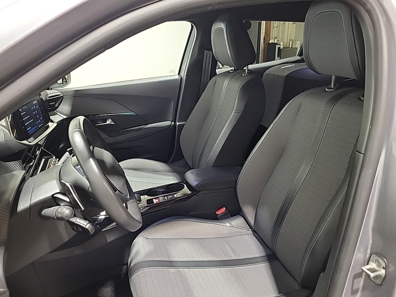 Peugeot 2008 puretech 130 s&s eat8 allure — photo 10