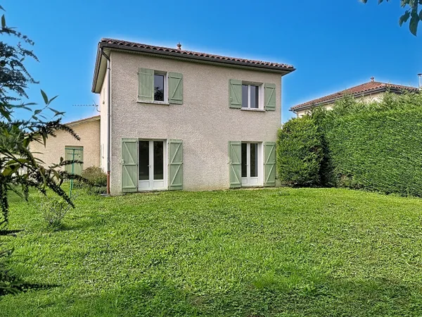 Maison individuelle , 96m2 sur terrain 400m2, trois chambres, un bureau, un garage.