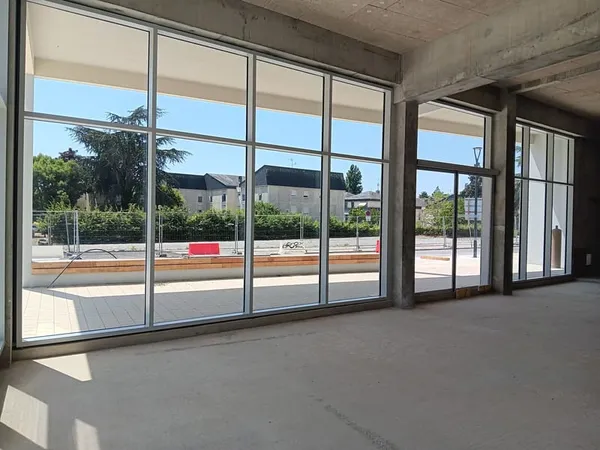 A LOUER AVRILLE 130M2 RESTAURATION POSSIBLE