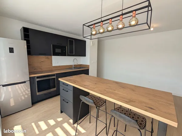 À LOUER - Appartement T2 meublé de 65 m² avec terrasse de 24 m² - Centre-ville de Saint-Médard-en-Ja