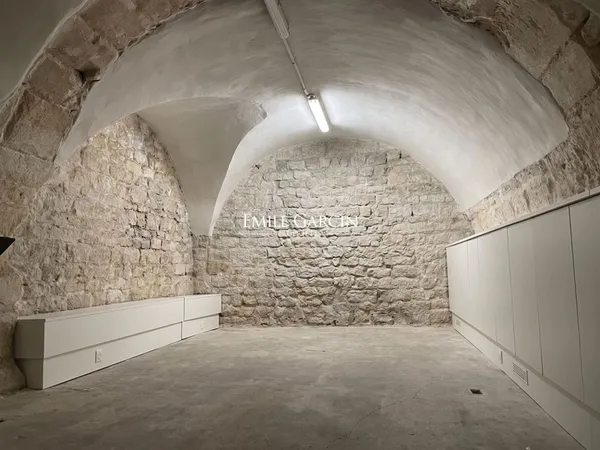 A VENDRE - CAVE DE GRANDE SUPERFICIE - ESPACE DE STOCKAGE ET D'ARCHIVAGE - 32m2 - PARIS 7