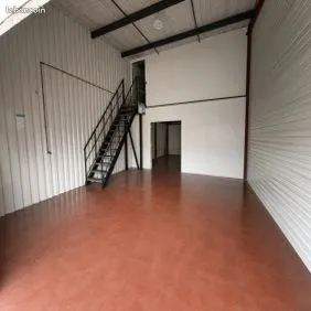 Local 175m² dont bureau, et entrepôt à louer sortie MARTILLAC A62 - proche Bordeaux