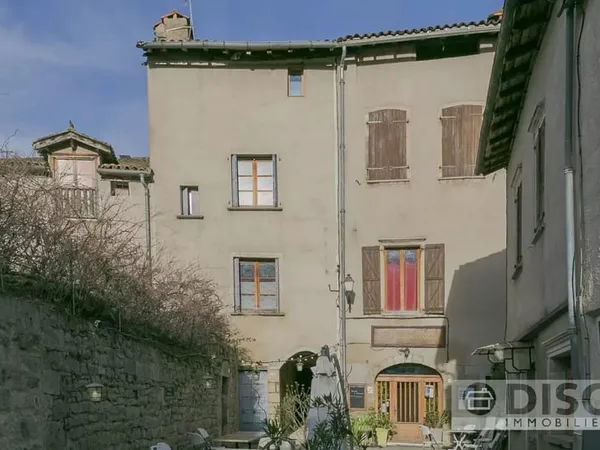 Maison de village sur place sans circulation.