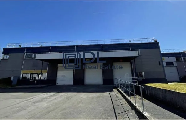 Local d'activité 606 m²