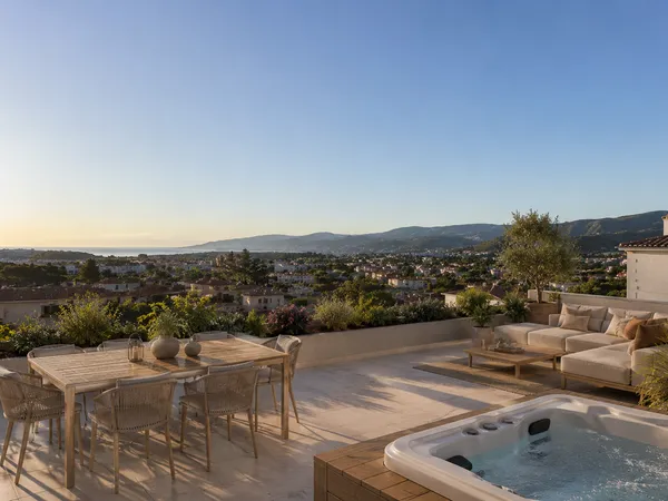 * ROOFTOP D'EXCEPTION  T4 avec 180 m² de terrasse et vue mer à Saint-Raphaël