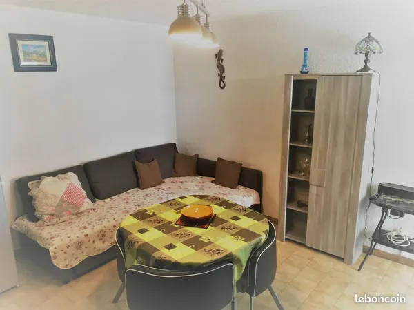 P2 à 350 m des plages et du centre, chambre, terrasse, place parking