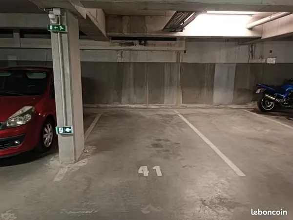 Urgent PARKING près de la station de tram ligne A ,,Les Pins ,,