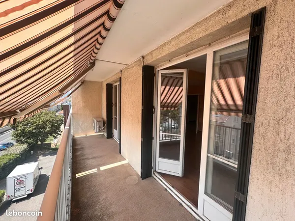 Bel appartement traversant avec balcon et garage