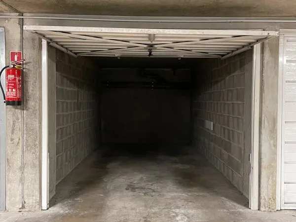 Loue garage en sous-sol N-1 (box fermé) - Saxe Gambetta