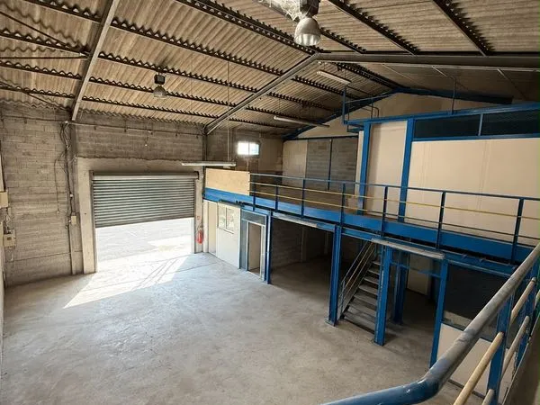 LOCAL COMMERCIAL de 310m2 fermé AVEC PARKING