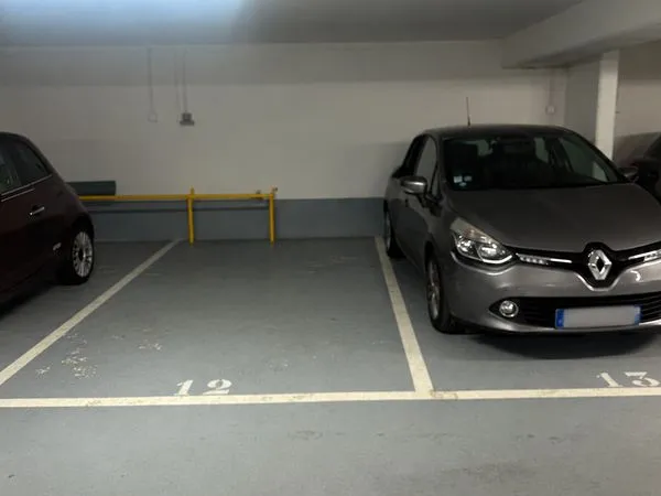 3 places Parking couverts voiture Vincennes centre mairie