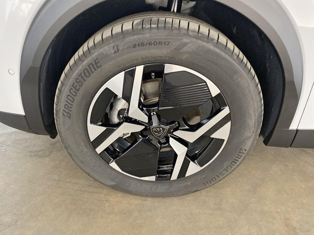 Peugeot 2008 hybrid 145 ch e-dcs6 allure — photo 11