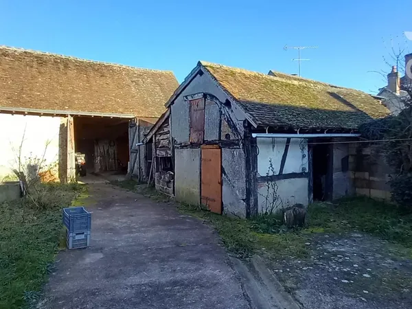 SELLES ST DENIS, A Vendre Maison à rénover entièrement