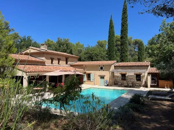 Maison de plain-pied à vendre à Ménerbes avec un jardin arboré, une piscine et des dépendances