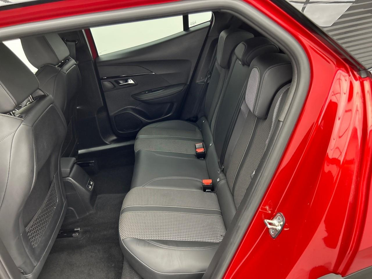 Peugeot 2008 puretech 130 s&s eat8 gt — photo 13