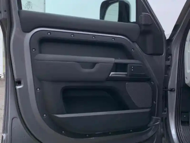 Land Rover Defender 110 2.0 p400e x-dynamic se — photo 11
