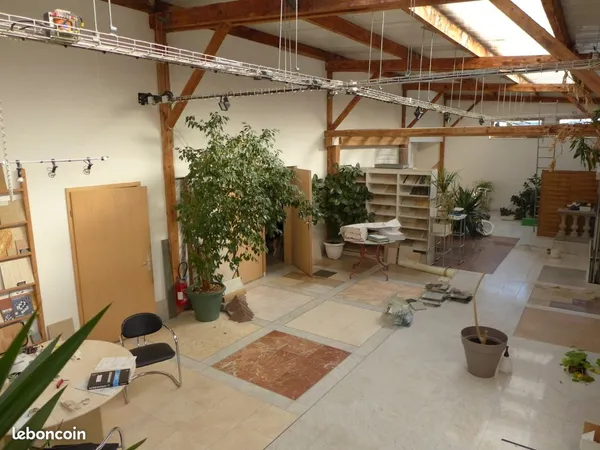 Local commercial 370 m2 + terrasse 160m2