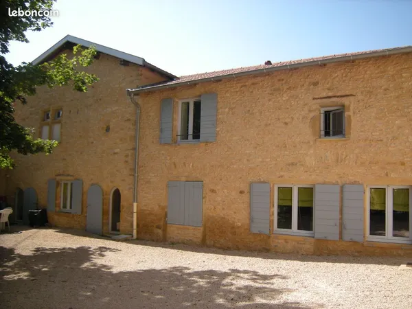 Superbe maison T3 duplex avec terrasse en pierres dorées