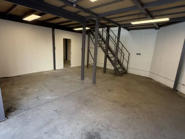 Entrepôt 160 m²