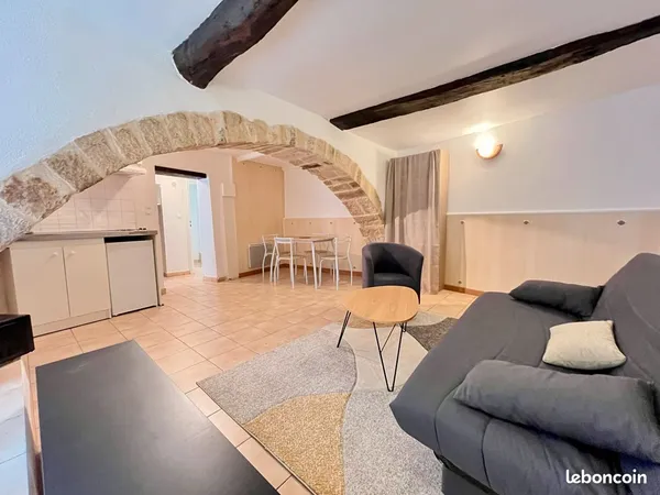 Studio meublé entièrement rafraîchi, centre ancien de Lorgues