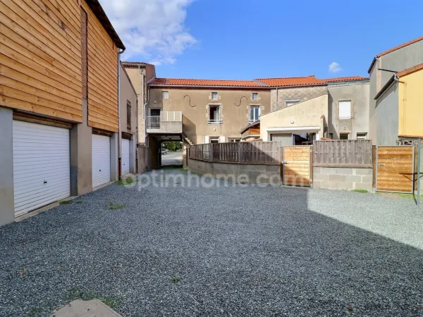Maison de bourg rénovée de 99 m² (3 ch) avec cour, 2 garages + Appartement T2 loué (420 €/mois) - Ce