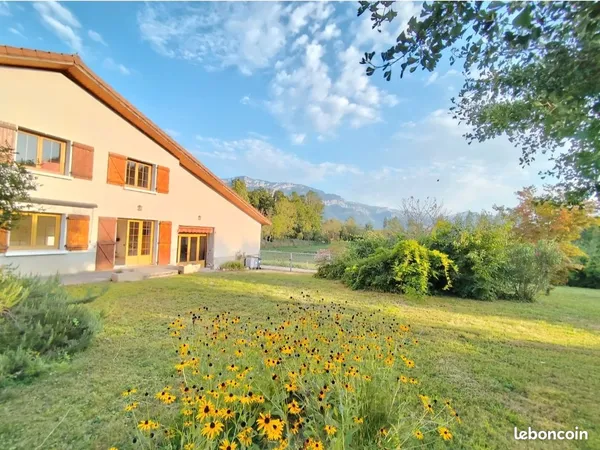 Maison ancienne atypique de 169 m2 avec dépendances, grand terrain plat et vues sur les montagnes