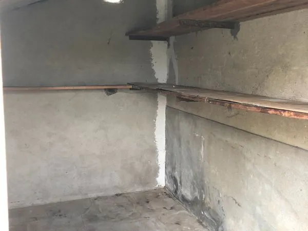 Garage moto dans une cour privée
