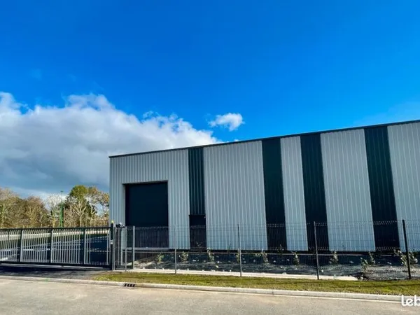 A LOUER AUX ACHARDS LOCAL ENTREPÔT + BUREAUX COMME NEUFS DE 568m2 LIBRE DE SUITE