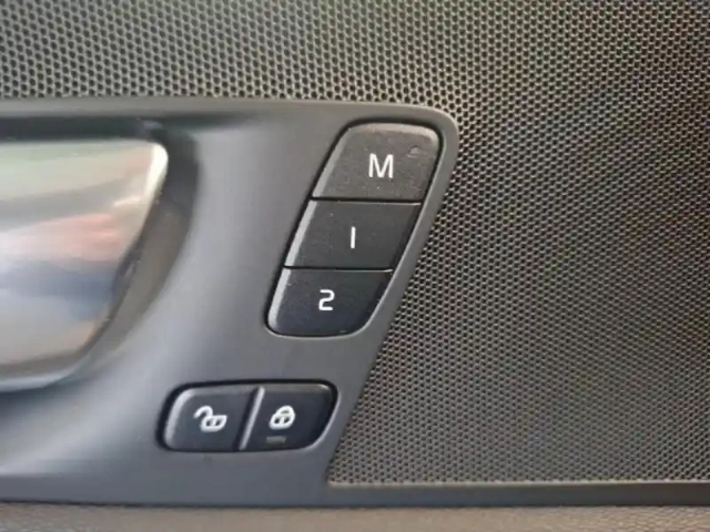 Volvo Xc60 t6 hybride rechargeable 253 + 145ch plus style dark geartronic 8 awd — photo 13