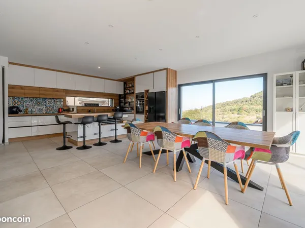 Belle Maison de 2023, 202 m2, 16 ares, SPA, Nature et commodités DPE A garage 70 m2
