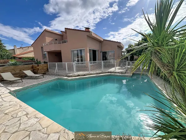 - VILLA 4 FACES 195 M2 HBTS SUR 592 M2 DE TERRAIN - PISC
