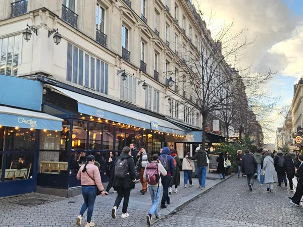 Loue 2P meublées : la charme parisien au coeur du quartier animé de Beaubourg