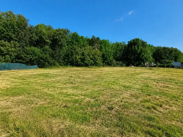 Terrain constructible 900 m2 - Calme - Sainte-Même (17770)