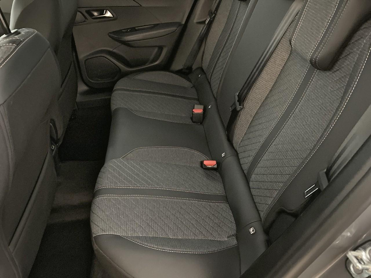 Peugeot 2008 hybrid 145 ch e-dcs6 allure — photo 10