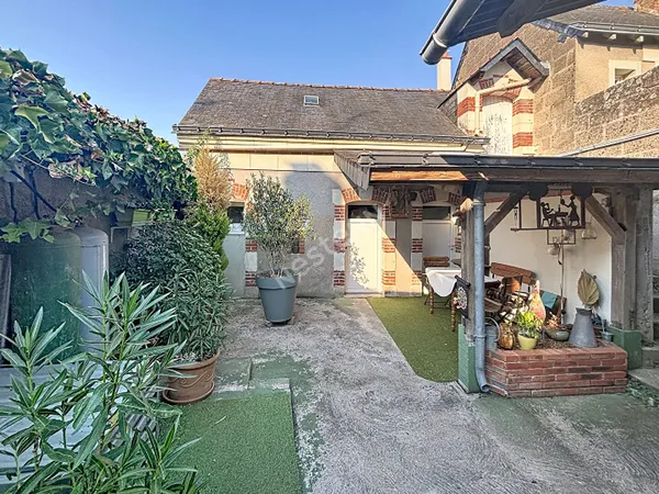 Immeuble à vendre avec un appartement et un local commercial dans le bourg d'INGRANDES-LE-FRESNE-SUR