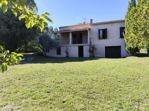 Maison T6 sur 1400 m2 + Garages