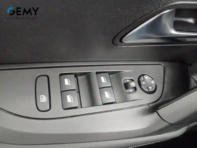 Peugeot 2008 hybrid 145 e-dcs6 — photo 15