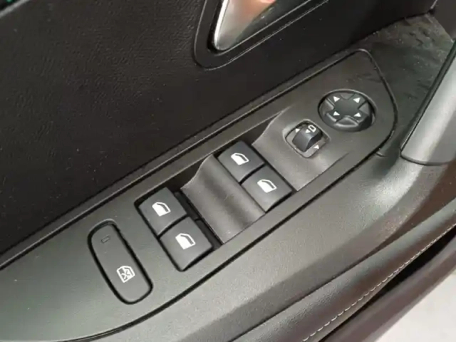 Peugeot 2008 1.2 puretech 130ch s&amp;s allure — photo 14
