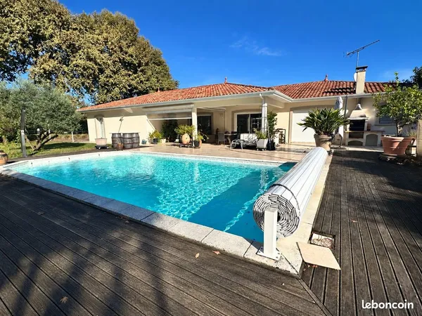 Propriété de plain-pied de 190 m² avec studio attenant, piscine et parc arboré de 3 000 m²