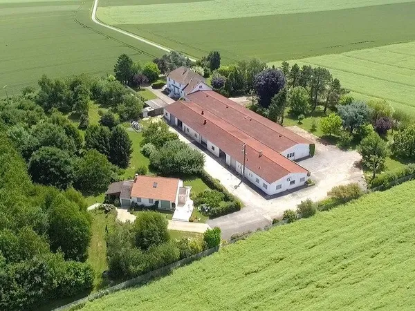 MONTDAUPHIN (77) à vendre ensemble immobilier composé de deux maisons, de 2 bâtiments industriels su