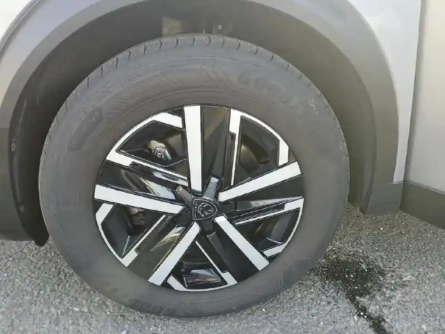 Peugeot 2008 hybrid 145 e-dcs6 style — photo 15